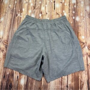 Lululemon Athletica Men's Gray Athletic Shorts
Size Medium